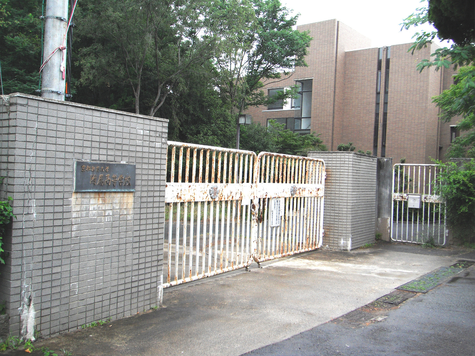 京都教育大学附属高校の校門の古くなった校門　もうつかっていないかも。　2017.05.04