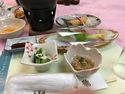舞鶴会館のお料理　これから、料理がいろいろ並んでいきます　開業医の新年会会費は一万円です
