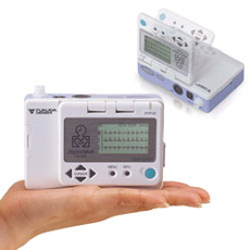 フクダ電子の心電図と血圧、そしてSpO2を記録するトリパラ計測のデジタルホルタ記録器　FM-800 